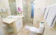 In-room Bathroom 7 Beach Melati Apartments