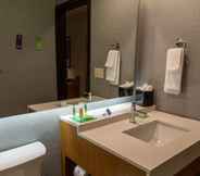 In-room Bathroom 3 Hyatt Place West Des Moines Jordan Creek