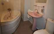 Toilet Kamar 6 Hotel d'Angleterre