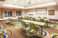 Sảnh chức năng La Quinta Inn & Suites by Wyndham St. Paul-Woodbury