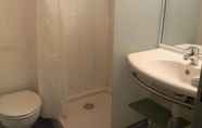 In-room Bathroom 4 ibis budget Poitiers Sud