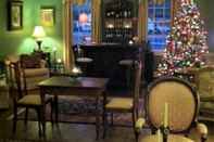 Bar, Cafe and Lounge Oak Manor Inn