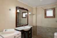 In-room Bathroom Triopetra Luxury Villas Panagia