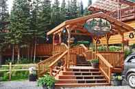 Exterior Denali Crow's Nest Cabins