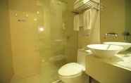 In-room Bathroom 2 Colour Inn Shenzhen Dongmen Branch