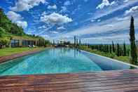 Swimming Pool Villa Dora