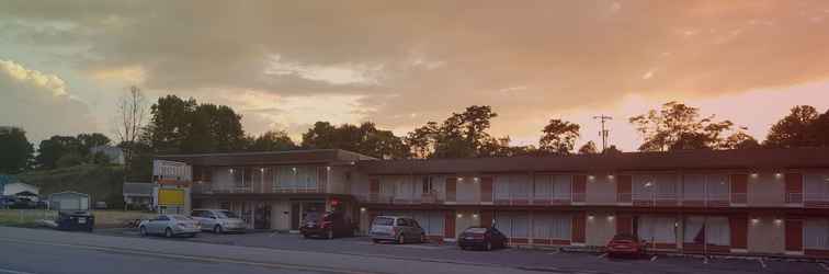 Exterior Breezwood Motel