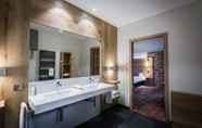 Phòng tắm bên trong 7 Hotel Restaurant SPA Cheval Blanc Lembach