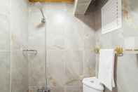 Toilet Kamar Bright Apart Hotel