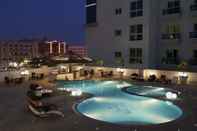 สระว่ายน้ำ Hyatt Place Dubai Al Rigga Residences