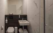 Toilet Kamar 6 Alpha Hotel