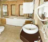 In-room Bathroom 5 Legend Park Hotel
