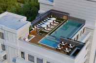 Swimming Pool Sandal Suites Op. by Lemon Tree Hotels