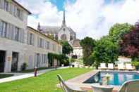 Kolam Renang Hotel Angoulême Le Saint Gelais