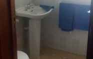 Phòng tắm bên trong 7 Hostal Tbaida