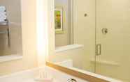 Toilet Kamar 2 Fairfield Inn & Suites Sheridan