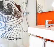 In-room Bathroom 7 ibis budget Lorient Caudan