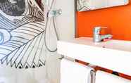 In-room Bathroom 7 ibis budget Lorient Caudan