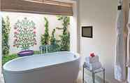 In-room Bathroom 2 The Oberoi Sukhvilas Spa Resort, New Chandigarh