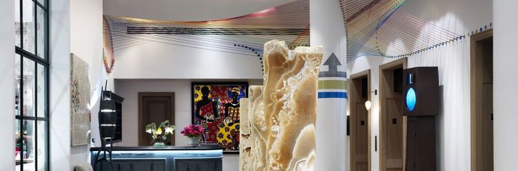 Lobi The Whitby Hotel