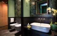 Toilet Kamar 2 Velona's Jungle Luxury Suites