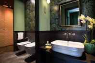 Toilet Kamar Velona's Jungle Luxury Suites