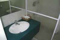 Phòng tắm bên trong Golflands Motel