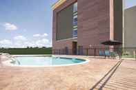 Swimming Pool La Quinta Inn & Suites by Wyndham Tulsa Broken Arrow