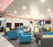 Lobby 3 La Quinta Inn & Suites by Wyndham Tulsa Broken Arrow