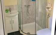 In-room Bathroom 6 Martindale Flats with Parking