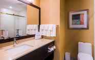 Toilet Kamar 5 Best Western Plus Chateau Fort St. John