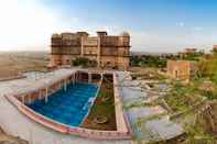 Kolam Renang Neemrana's Tijara Fort Palace