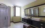 Toilet Kamar 4 Marina Boutique Hotel