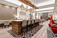 Quầy bar, cafe và phòng lounge Hampton Inn & Suites by Hilton Grande Prairie