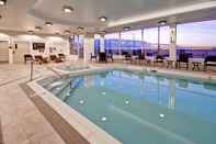 Swimming Pool Hampton Inn & Suites by Hilton Grande Prairie