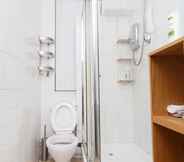 Toilet Kamar 4 Ruth Apartments