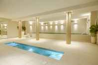 Swimming Pool Hôtel b design & Spa