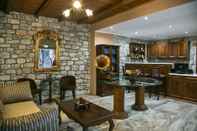 Bar, Cafe and Lounge En Plo Luxury Suites