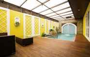 Swimming Pool 4 Pro Romance Motel