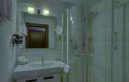 In-room Bathroom 6 H+ Hotel Balance Oberstaufen***