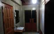 Toilet Kamar 6 Rim Nam Kong Homestay & Campsite