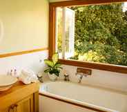 In-room Bathroom 3 Kaituna Valley Homestead