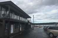 Bangunan Sportsman's Inn on the Harbour Front