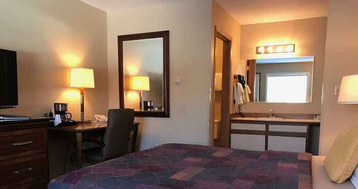 Bedroom Lakeshore Inn & Suites