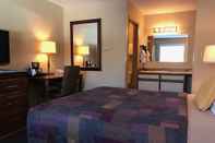 Phòng ngủ Lakeshore Inn & Suites