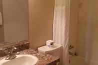 In-room Bathroom Lakeshore Inn & Suites