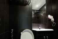 Toilet Kamar Lax Boutique Hotel