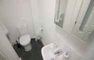 Toilet Kamar 2 Cambridge City Rooms by Paymán Club