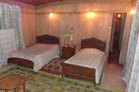 Bedroom Kharpalace group of houseboats