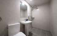 Toilet Kamar 7 G HOUSE Mini Hotel & Guest House - Hostel